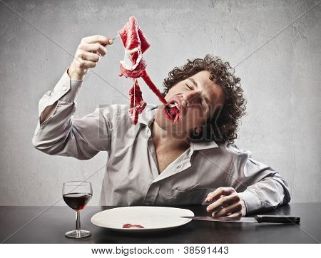 Abbuffarsi di carne l'uomo