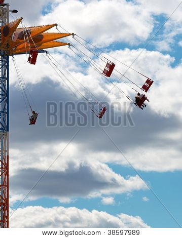 Az emberek lovaglás a chairoplane égen