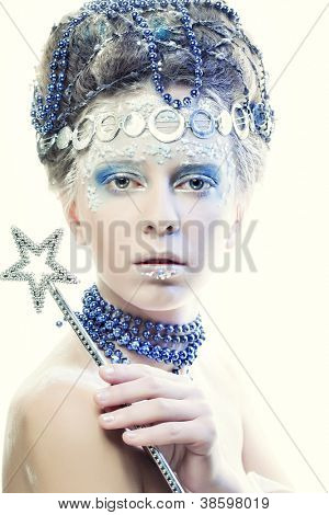 Ritratto di una signora di inverno con creative visage