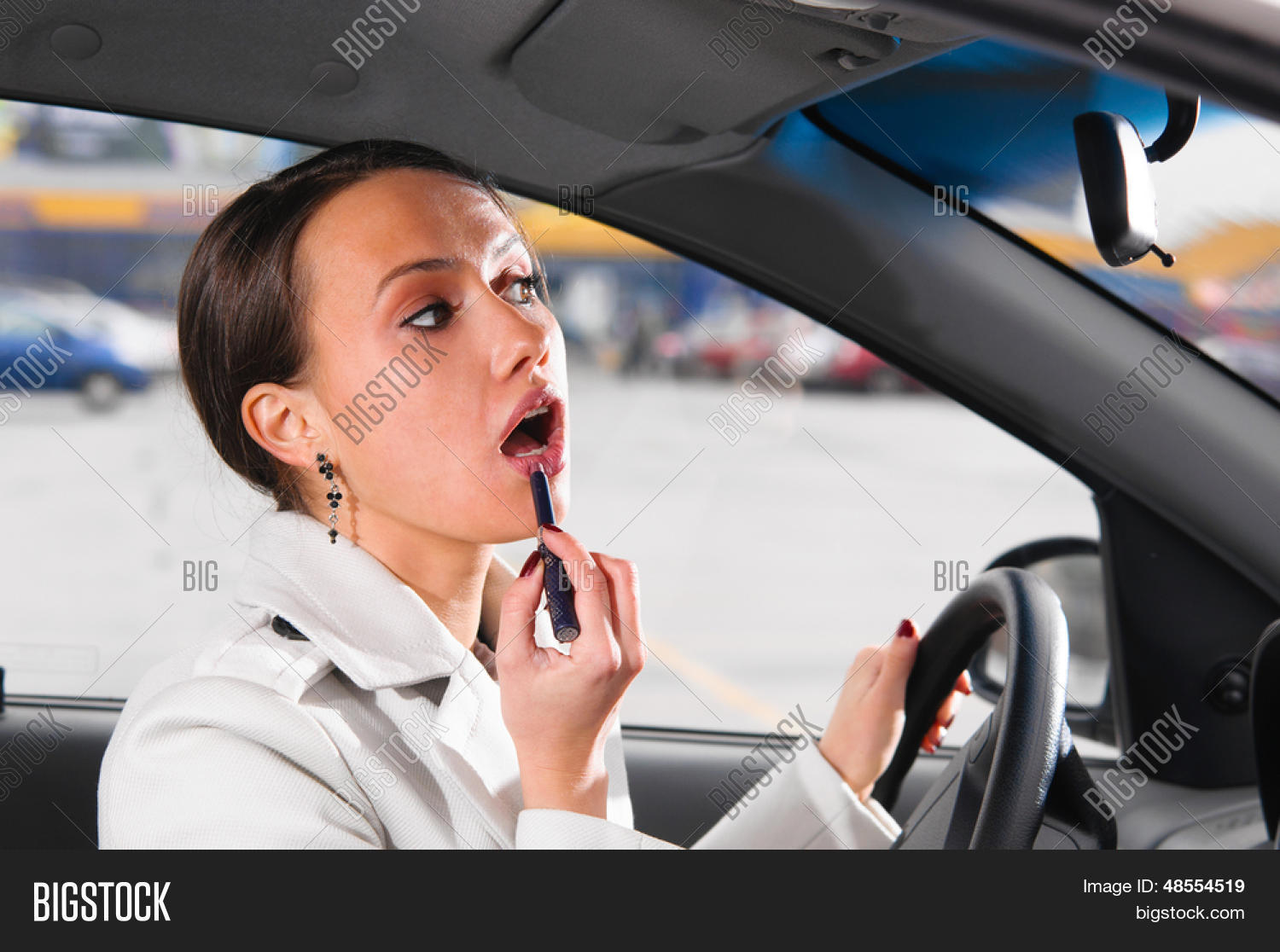 водитель за рулем. пить на ходу. пить на ходу. пить на ходу. фото на ходу.