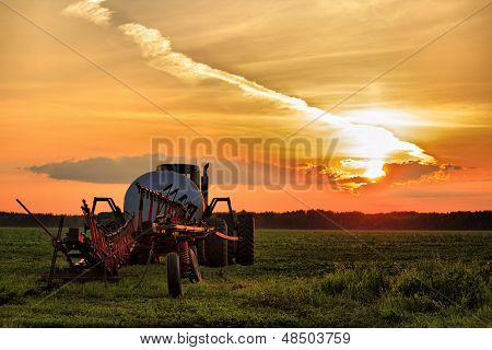 Attrezzature agricole al tramonto