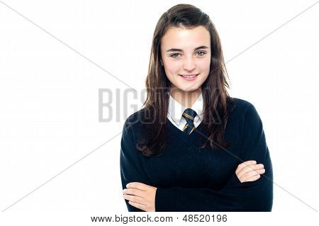 Dítě věří mladé školy v uniformě