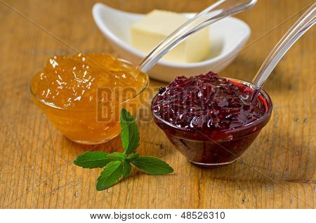 Jam s stevia listy na dřevěné desce