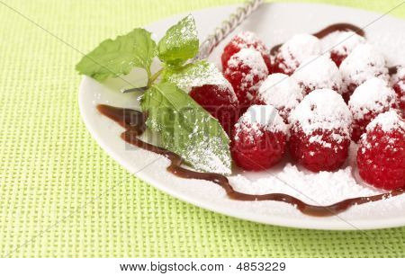 Dessert freschi lamponi con menta