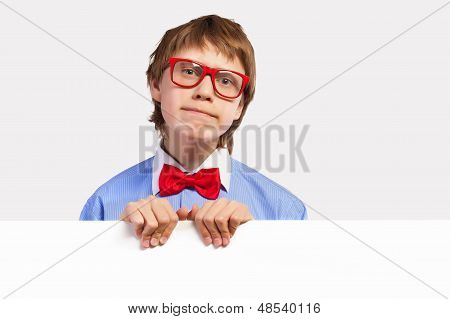 Schule Junge im roten Brille holding White quadratisch