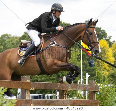 24/06/2011 HICKSTEAD Inghilterra, avventura DE KANNAN cavalcato da Trevor Breen (IRL) competere nel Bu