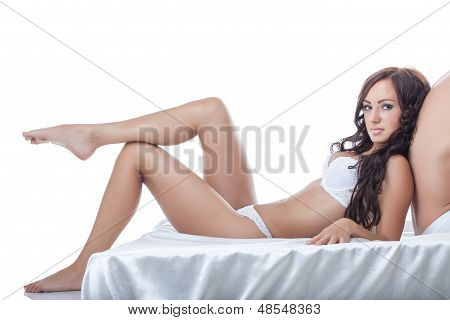 Sexy langbeinige Brünette beruht auf Rückseite partner