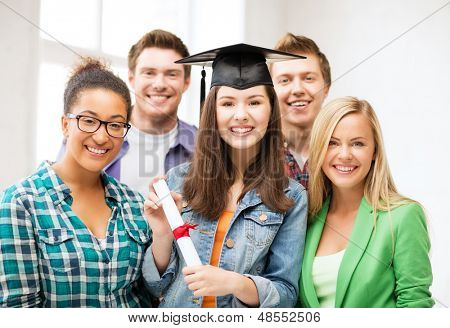 concepto de educación y competencia - chica de la gorra de graduación con certificado y estudiantes