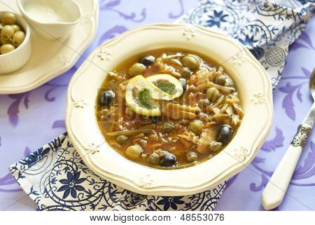 Fisch-Soljanka mit Kapern und Oliven