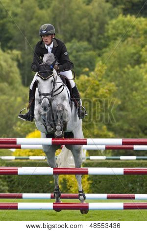 24/06/2011 HICKSTEAD Inghilterra, pioggia d'oro MULLAGHDRIN, cavalcato da Shane Breen (IRL) competere nel Bu