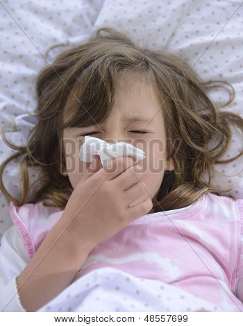 doku ile hapşırma yatakta hasta çocuk