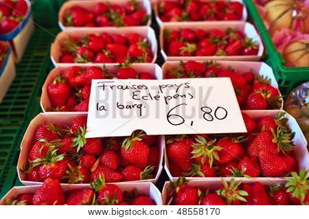 Cestini di fragole fresche al mercato di strada