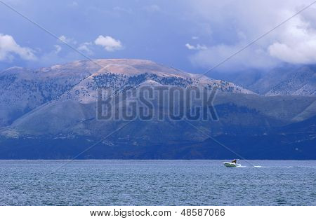 Albania-vista dall'isola di Corfu