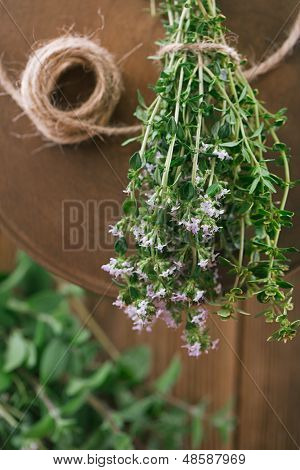 Bouquet garni - byliny svázané řetězec na starý dřevěný stůl