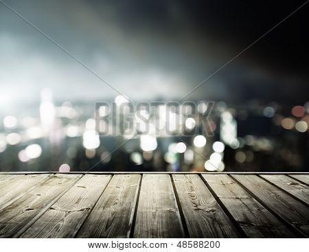 木制平台和灯光的夜香港