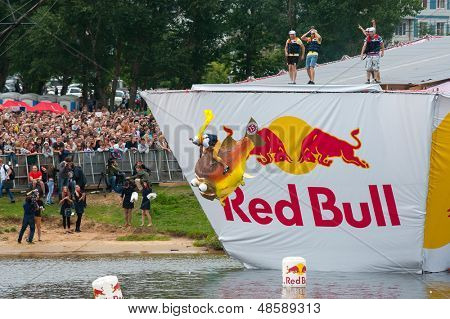 Moskova - 28 Temmuz: Rakipleri 28 Temmuz 2013 Red Bull Flugtag üzerinde bir uçuş Moskova'da gerçekleştirmek. Kırmızı B