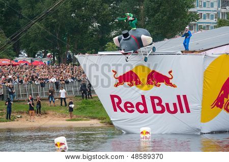 Moskova - 28 Temmuz: Rakipleri 28 Temmuz 2013 Red Bull Flugtag üzerinde bir uçuş Moskova'da gerçekleştirmek. Kırmızı B