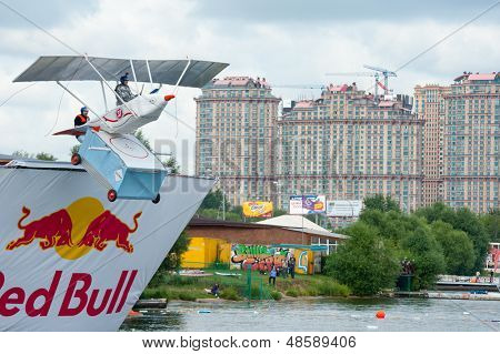 Moskova - 28 Temmuz: Rakipleri 28 Temmuz 2013 Red Bull Flugtag üzerinde bir uçuş Moskova'da gerçekleştirmek. Kırmızı B