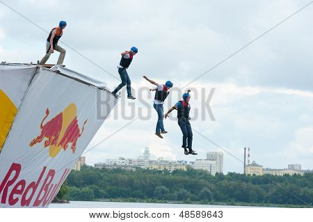 Moskova - 28 Temmuz: Yarışmacılar atlama su için Red Bull Flugtag üzerinde 28 Temmuz 2013 tarihinde Moskova'da. Red Bull