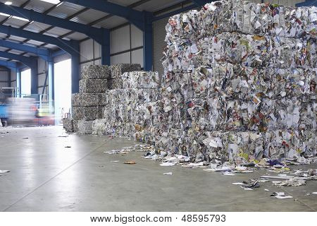 Tömörített paperwaste a hulladékfeldolgozó halom