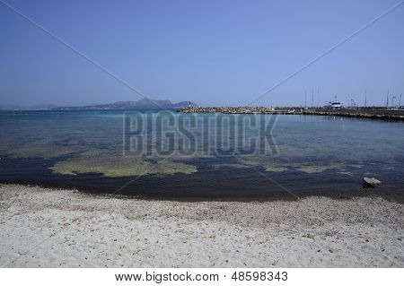 Defne, iskele ve kumlu plaj.