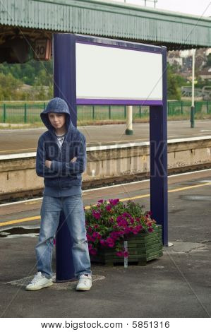 Hoody / Thug am Bahnhof
