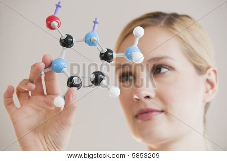 女性の化学者