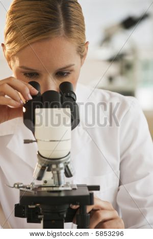 weibliche Wissenschaftler mit Mikroskop