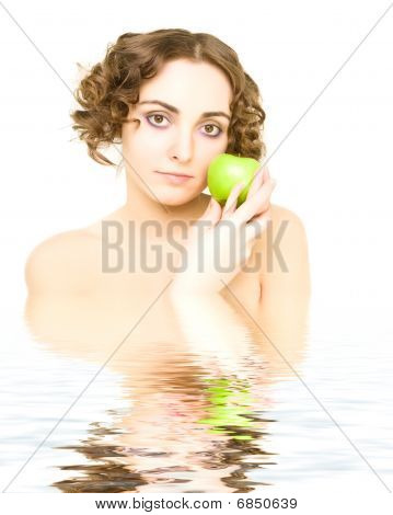 Chica sosteniendo una manzana