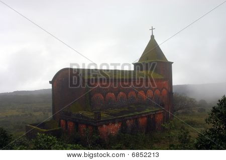 Chiesa abbandonata. Bokor Hill vicino Kampot. Cambogia.