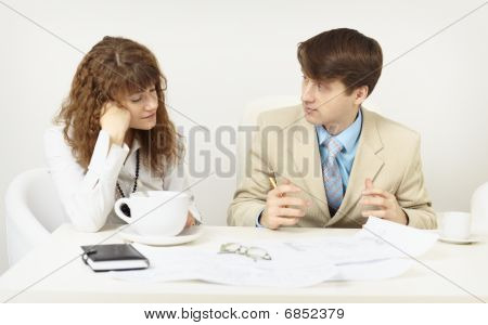 Žena má unavená a usne na pracoviště