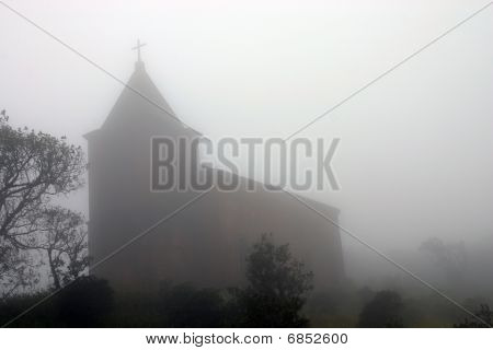 Chiesa nella nebbia. Bokor Hill vicino Kampot. Cambogia.