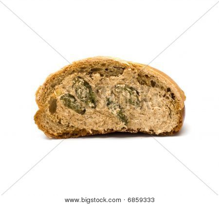 Pain de blé entier aux raisins secs isolé On White