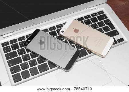 Iphone 5S Gold On Silver Laptop