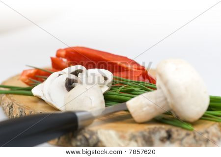Champignon med purløg på et skærebræt