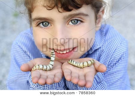 Kleine meisje Palying met Silkworm In handen