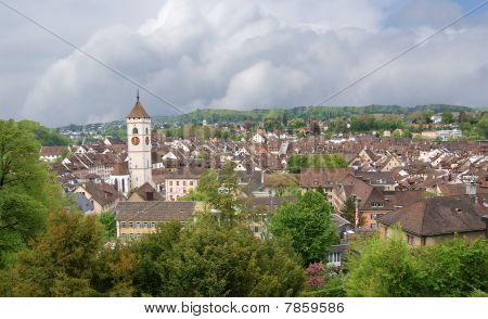 Sveitsi, näkymät kaupungin Stein Am Rheine pilvinen sää