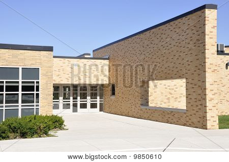 Grand trottoir de bâtiment scolaire