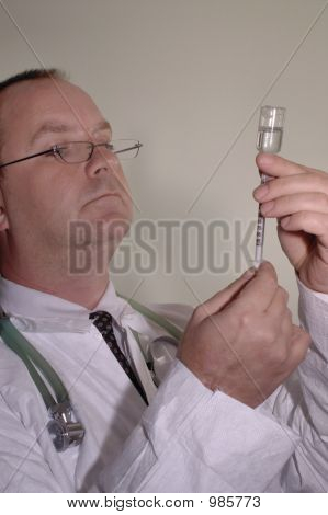 Doktor přípravě injekce