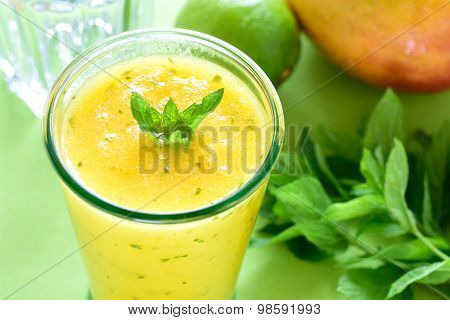 Cooling Mango mint smoothie