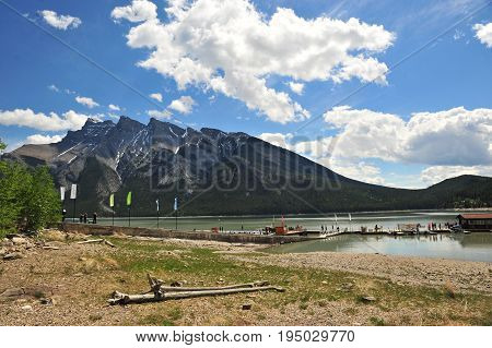 picture of the mountains overlooking  Minewanka lake