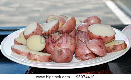 Small sweet potatoes, boiled, sliced and served in a round plate
Yam or sweet potatoes boiled. This is called 