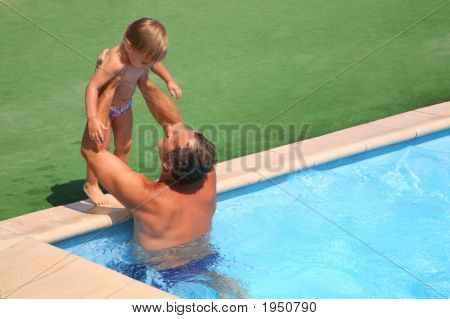 Farfar med Grand dotter i poolen