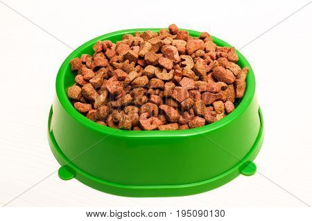 dry food for cats in green plastic bowl