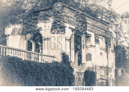 Old vintage photos. Oid Shabby Ruins column park
