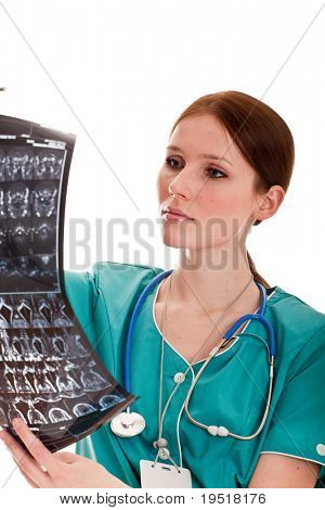 Ženský lékař při pohledu na obrázek xray