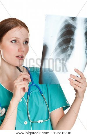 Mladý ženský lékař při pohledu na obrázek xray