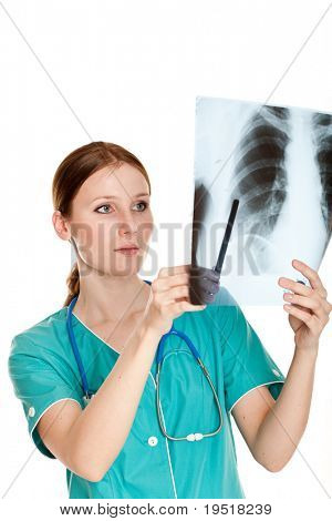 Mladý ženský lékař při pohledu na obrázek xray