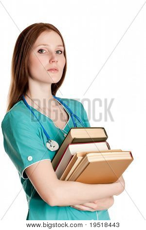 Ritratto di serio medico femmina nel verde uniforme con i libri.