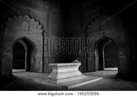 Safdarjung Tomb, New Delhi, India - 9 April 2016 : Monochrome Shot Of  The Grave Inside The Main Inn